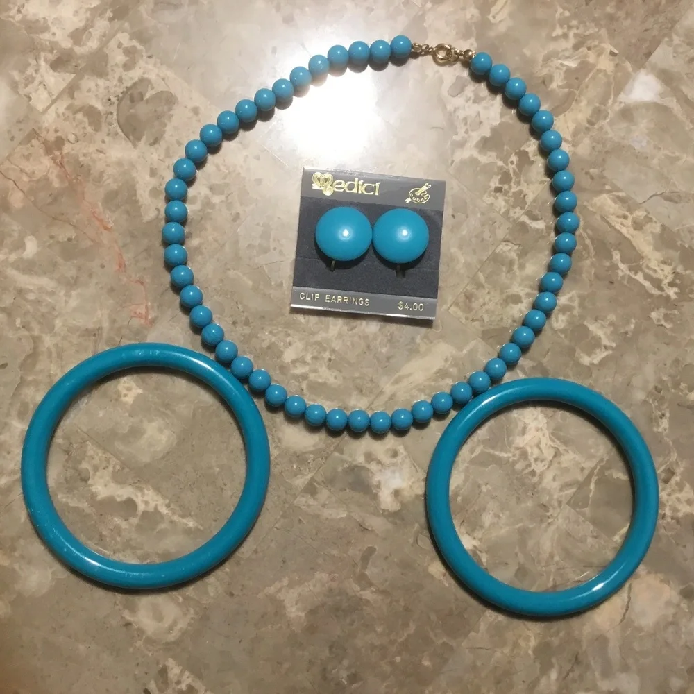 Vintage Costume - Turquoise Necklace, Clip Earrings, and 2 Bracelets. - Picture 3 of 16